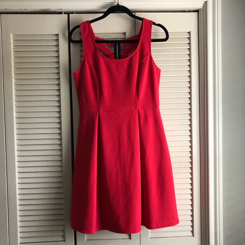 Pink-red dress with cross-cross back